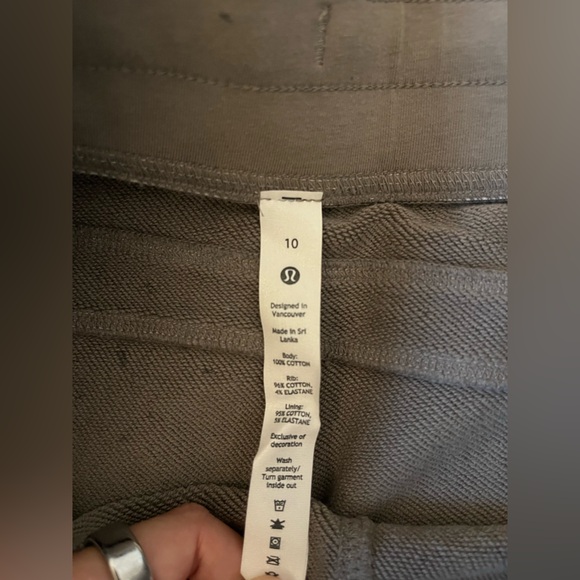 Lululemon Women’s Crackle Pattern Joggers - Picture 5 of 5